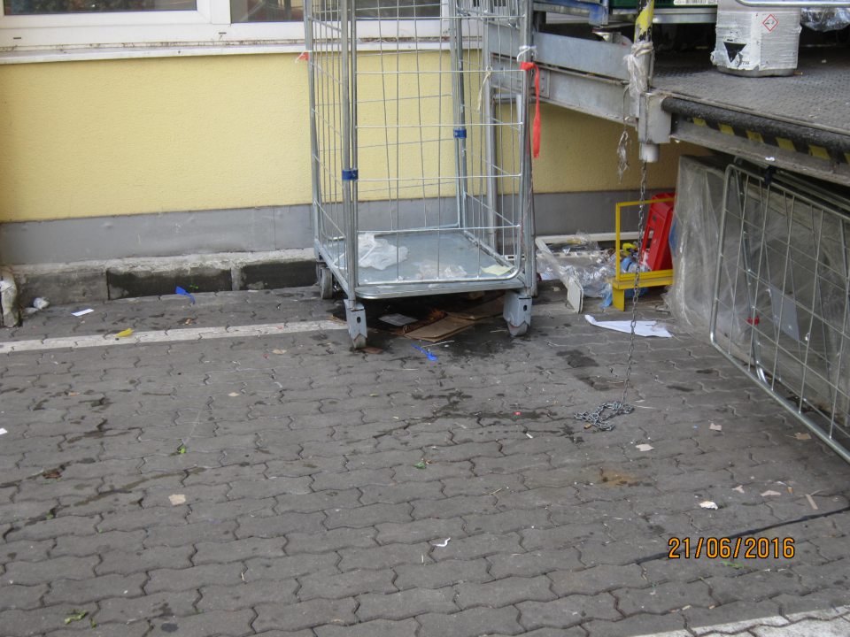 V prevádzke znečistená príjmová rampa a jej okolie.