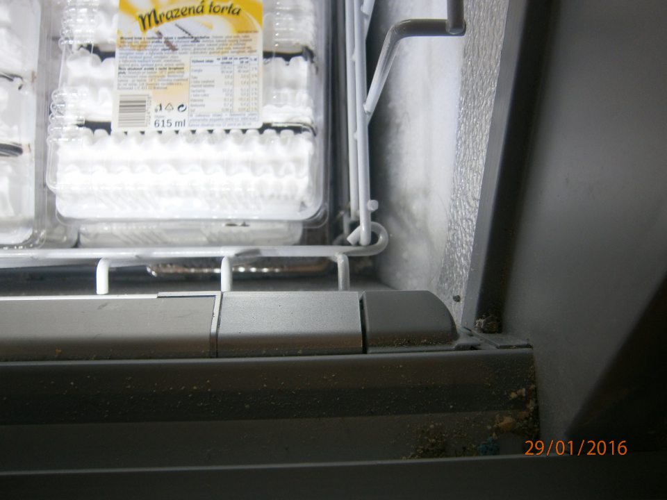 Znečistené lišty posuvných dverí mraziacích vaní.