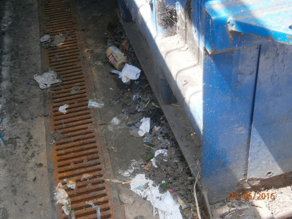 V prevádzke nečistoty v okolí veľkokapacitného kontajnera.