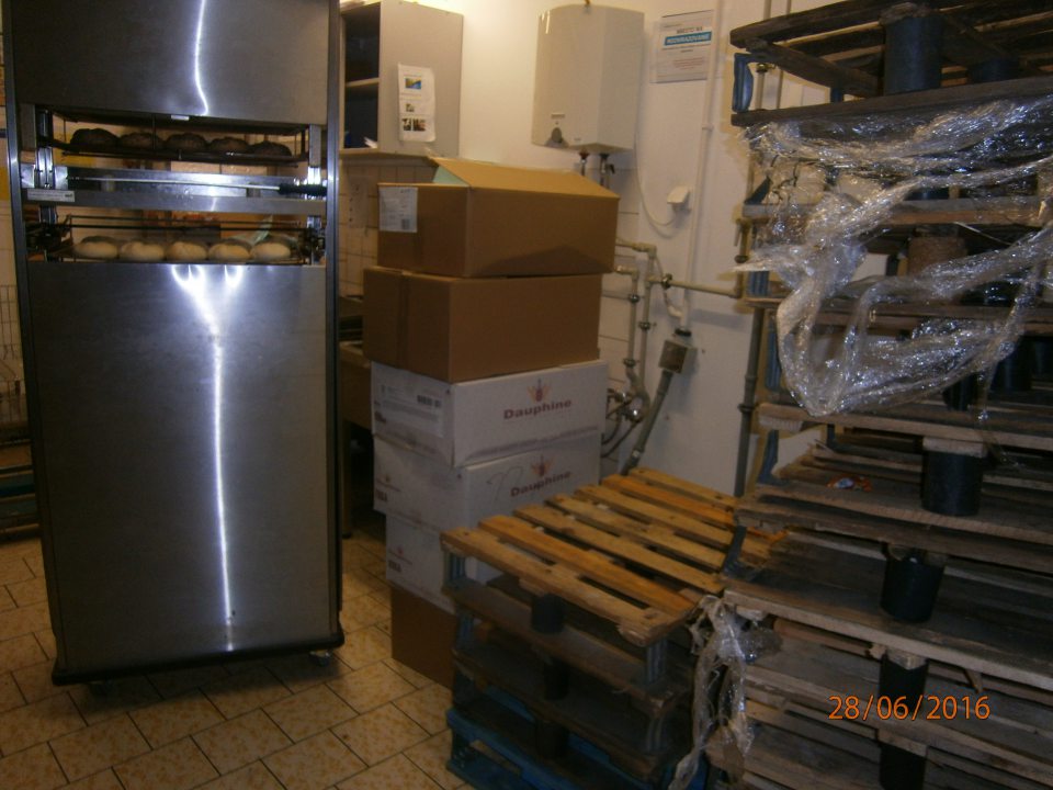 V prevádzke nehygienická príprava hlbokozmrazených polotovarov. V mieste prípravy kartóny a drevené palety. 