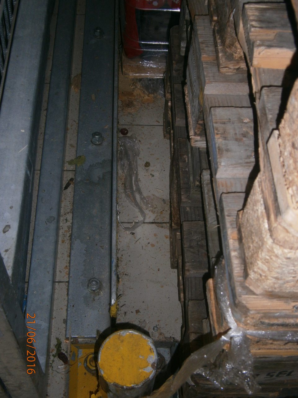 Znečistená podlaha v sklade prevádzky.