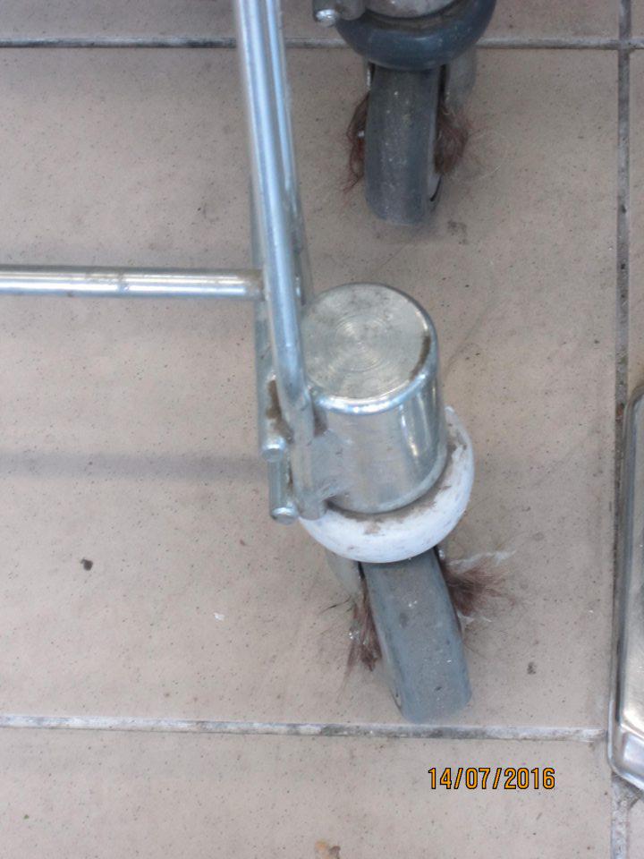 Znečistené nákupné vozíky v predajni.