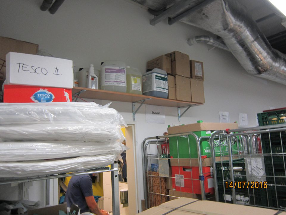 Čistiace prostriedky skladované v prevádzkarni priamo nad potravinami.