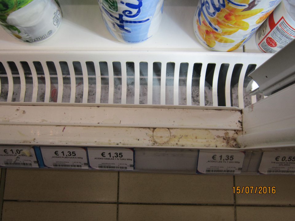 V prevádzke znečistené vodiace lišty dverí a mriežky chladiaceho zariadenia.