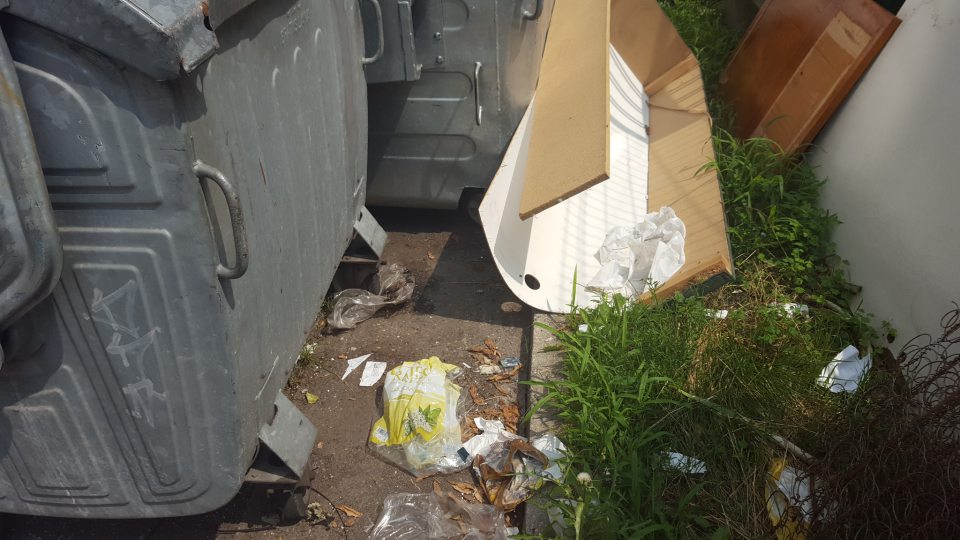 V prevádzke znečistené okolie stojiska na kontajnery na odpad.