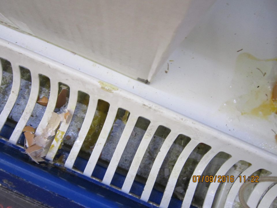 V predajni znečistená chladiaca vitrína.