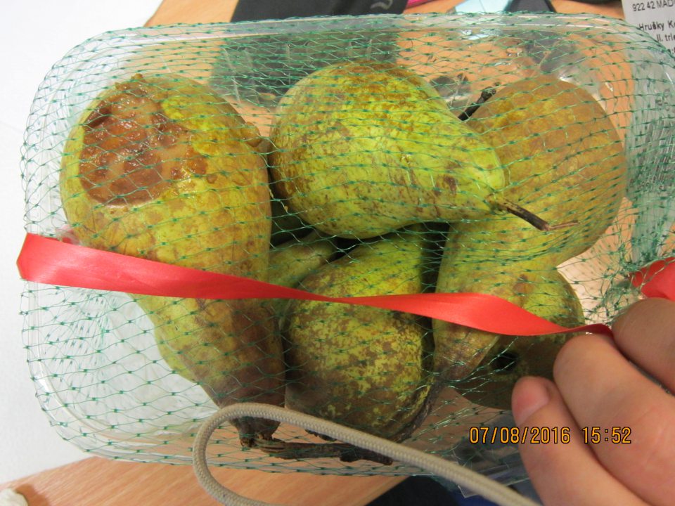 Predaj ovocia nevhodnej na ľudskú spotrebu z dôvodu výskytu hniloby.