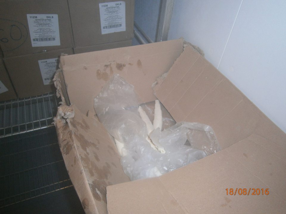 V prevádzke mrazené polotovary skladované nesprávne, nechránene.