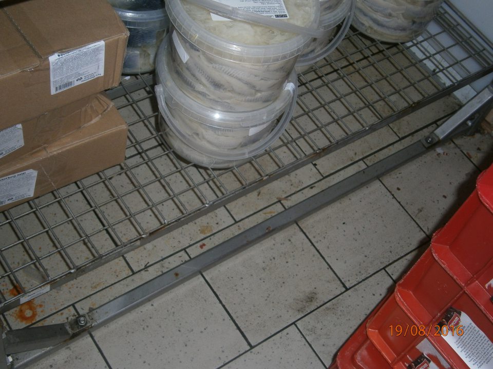 V sklade rybacích výrobkov znečistená, zatečená podlaha.