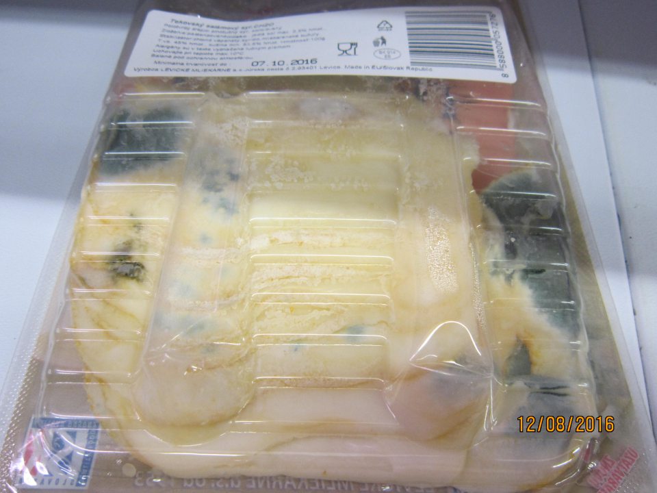 Predaj senzoricky zmeneného syra s porastom plesne.