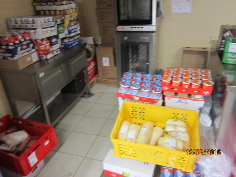 Potraviny vyžadujúce regulované podmienky skladovania skladované mimo chladiaceho zariadenia.