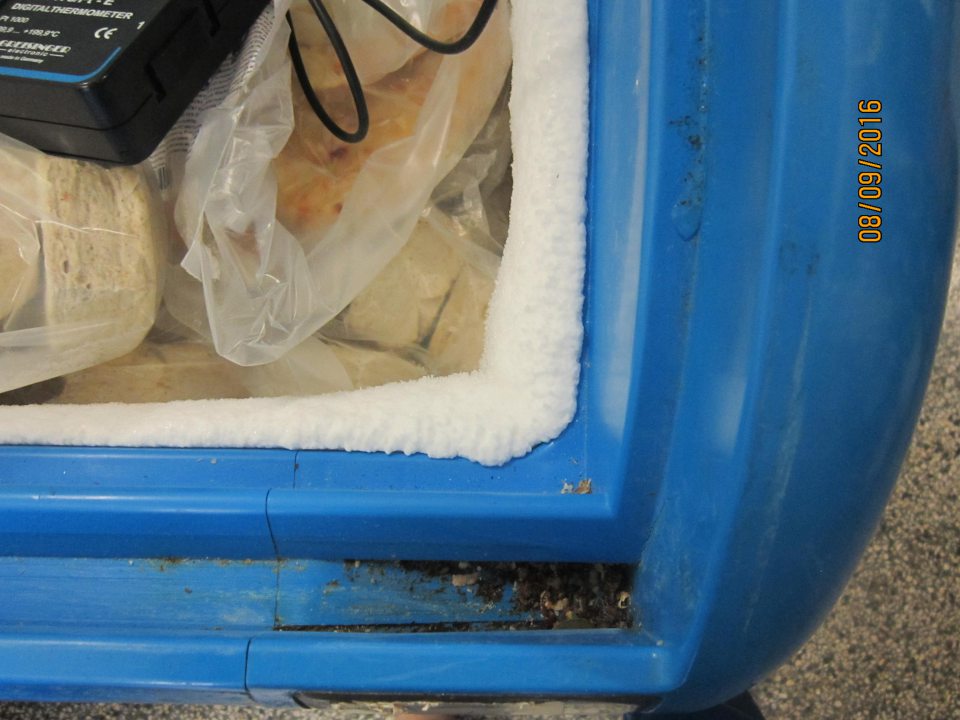 V prevádzkarni znečistený povrch mraziaceho boxu určeného na hlbokozmrazené pekárske polotovary.