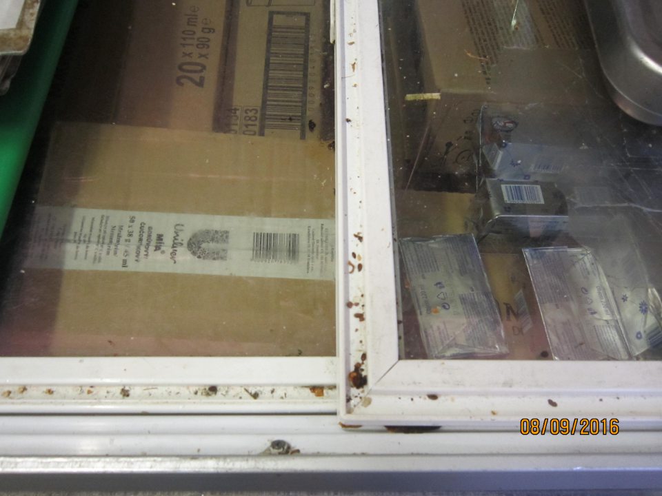 V prevádzkarni znečistený povrch mraziaceho boxu na mrazené krémy.