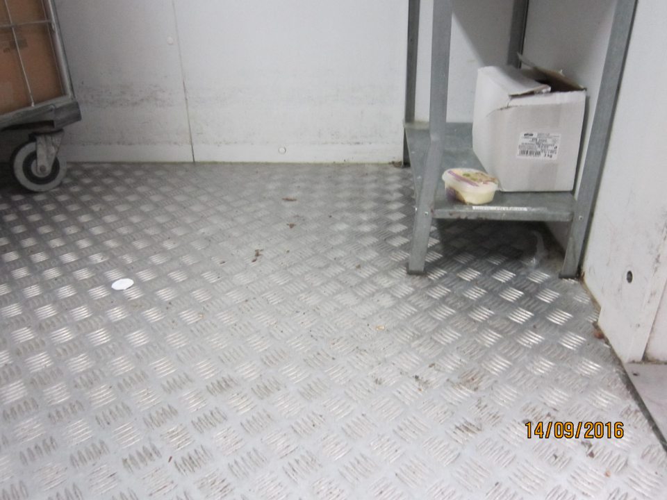 V chladiacom boxe prevádzky znečistená podlaha.