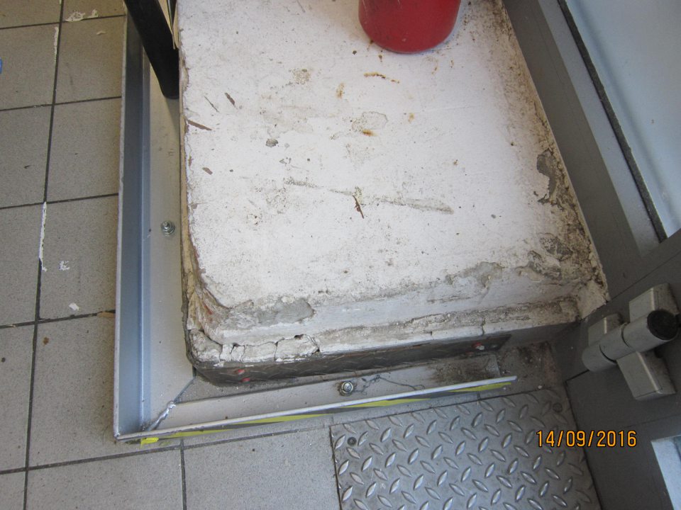 V priestore príjmu prevádzky poškodená podlaha.