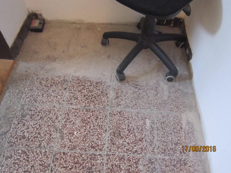 V prevádzke pri šatniach zamestnancov znečistená podlaha. 