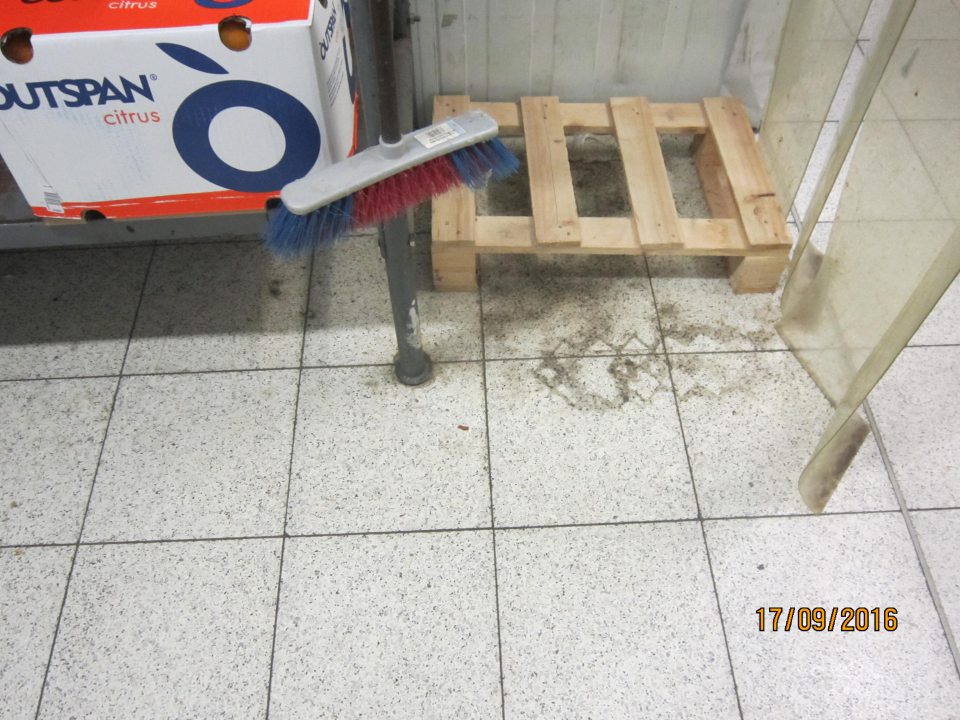 V oddelení ovocia a zeleniny prevádzky znečistená podlaha. 