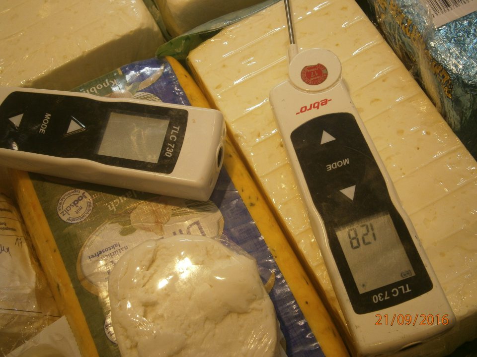 V chladiacej vitríne s ponukou syrov nedodržaný teplotný režim.