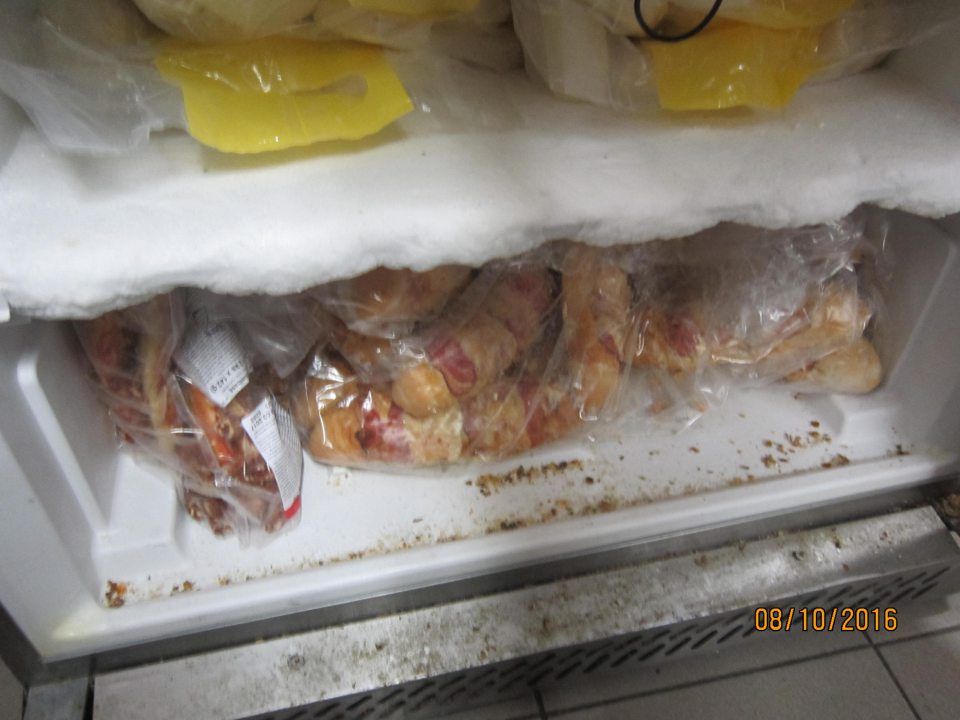 Znečistená mraznička na hlbokozmrazené pekárske polotovary