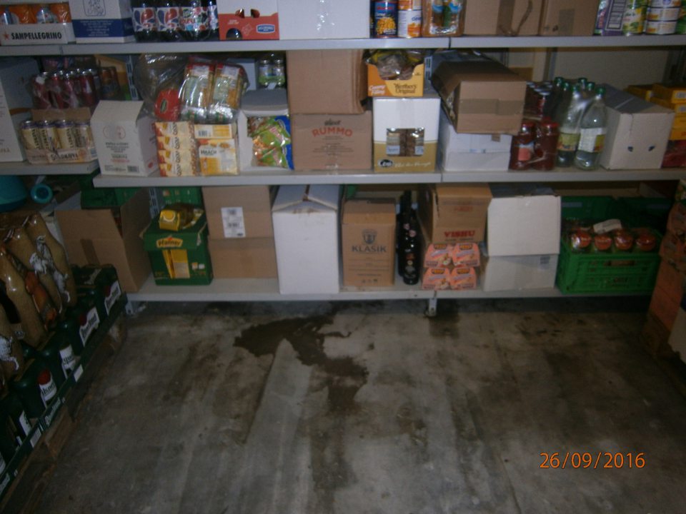 V priestore suchého skladu prevádzky znečistená a zatečená podlaha.