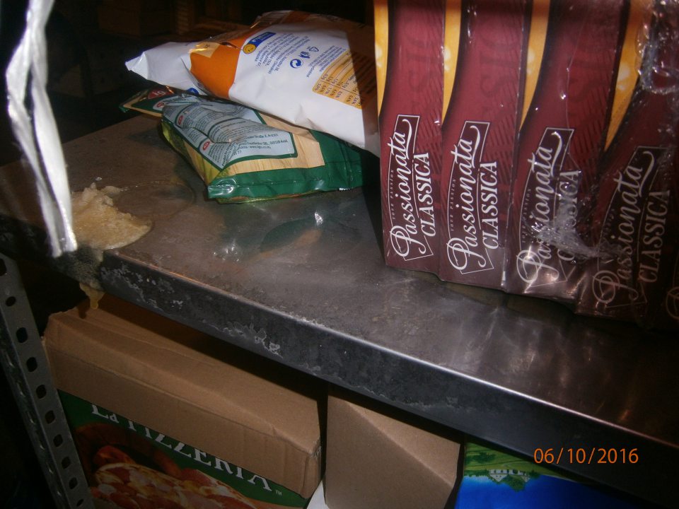 V mraziarenskom sklade prevádzky znečistené police regálu.