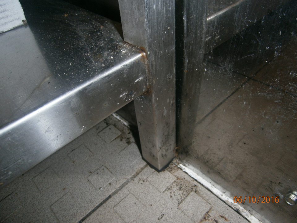 V chladenom sklade ovocia a zeleniny znečistené kovové regále s výskytom plesne.