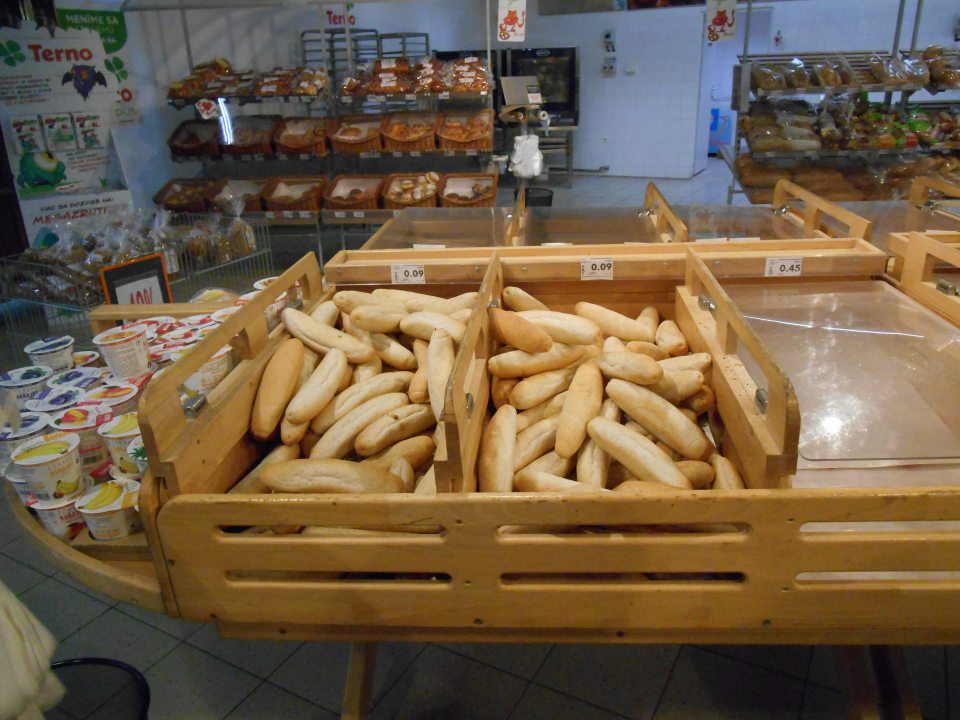 Predaj nebaleného pečiva v boxoch bez krytov.