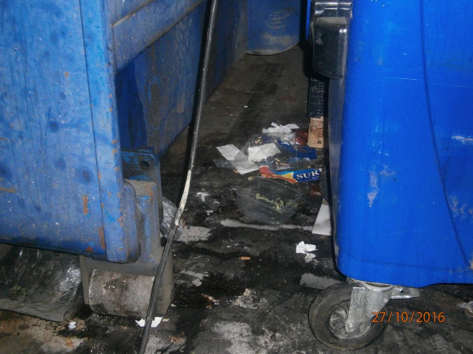 V prevádzke výrazné znečistenie podlahy pod veľkokapacitným kontajnerom, zatečená podlaha, odpadky, zápach.