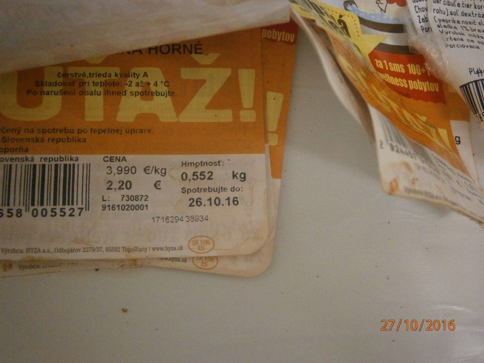 V predajni surovina do teplého pultu použitá po ukončení dátumu spotreby.