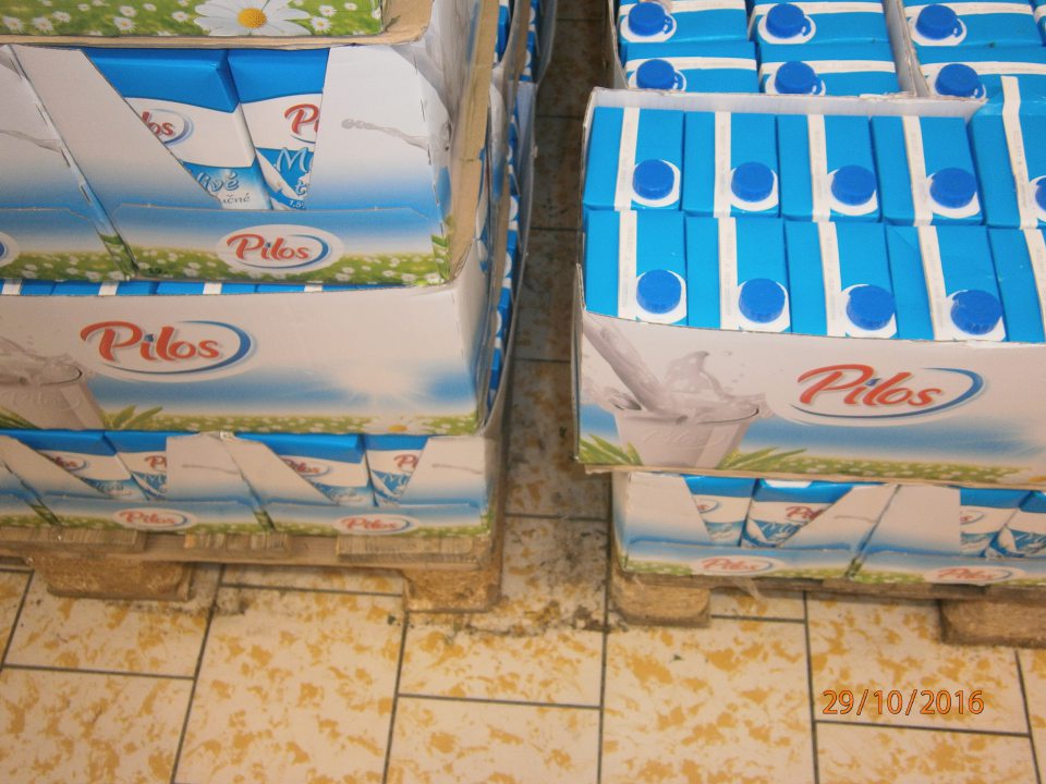 Na predajnej ploche znečistená podlaha.