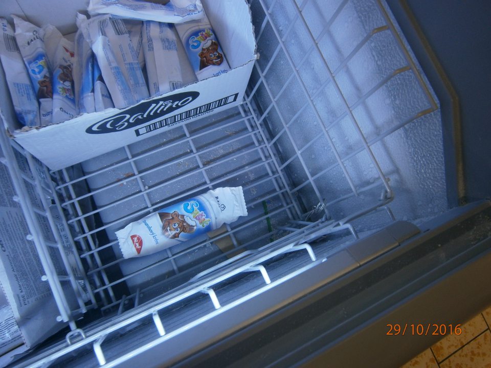 V prevádzke znečistené dno mraziacej vitríny nanukov.