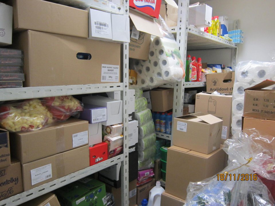 V prevádzke spoločné skladovanie nezlučiteľných druhov výrobkov.