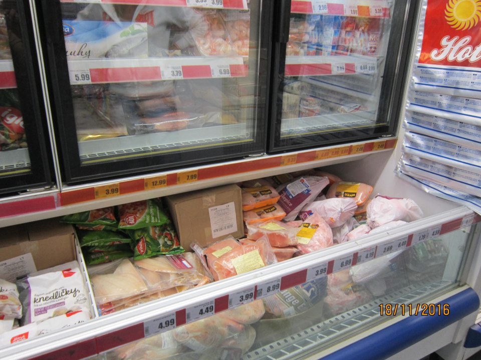 Na  predajnej ploche prekročená kapacita mraziacej vitríny, časť výrobkov rozmrazená.