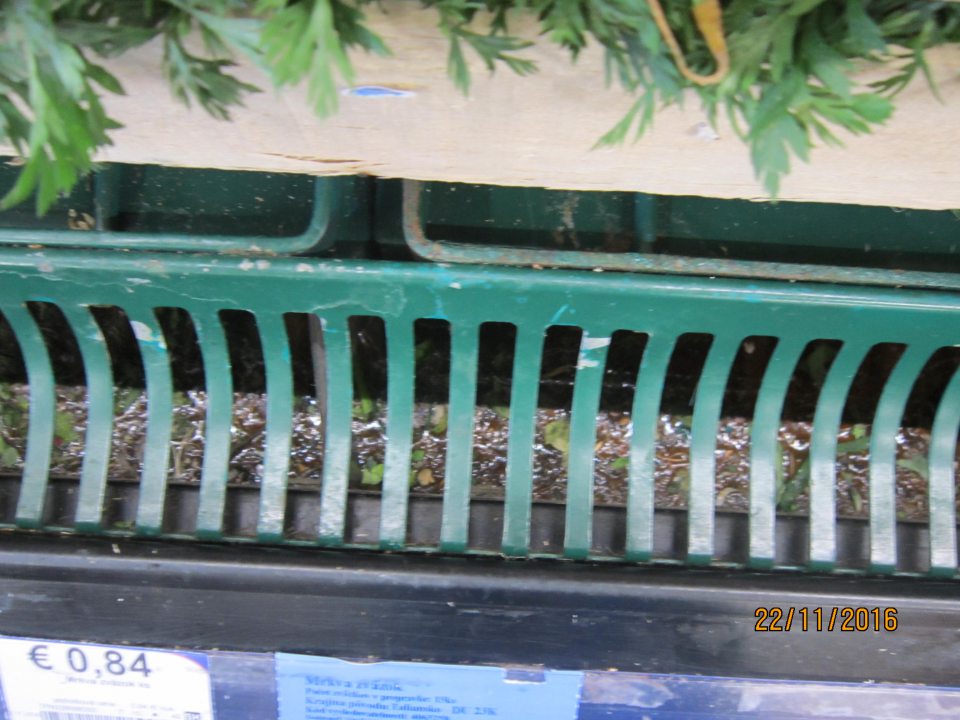 Na predajnej ploche znečistené zberné žľaby a vodiace lišty dverí chladiacej vitríny. 