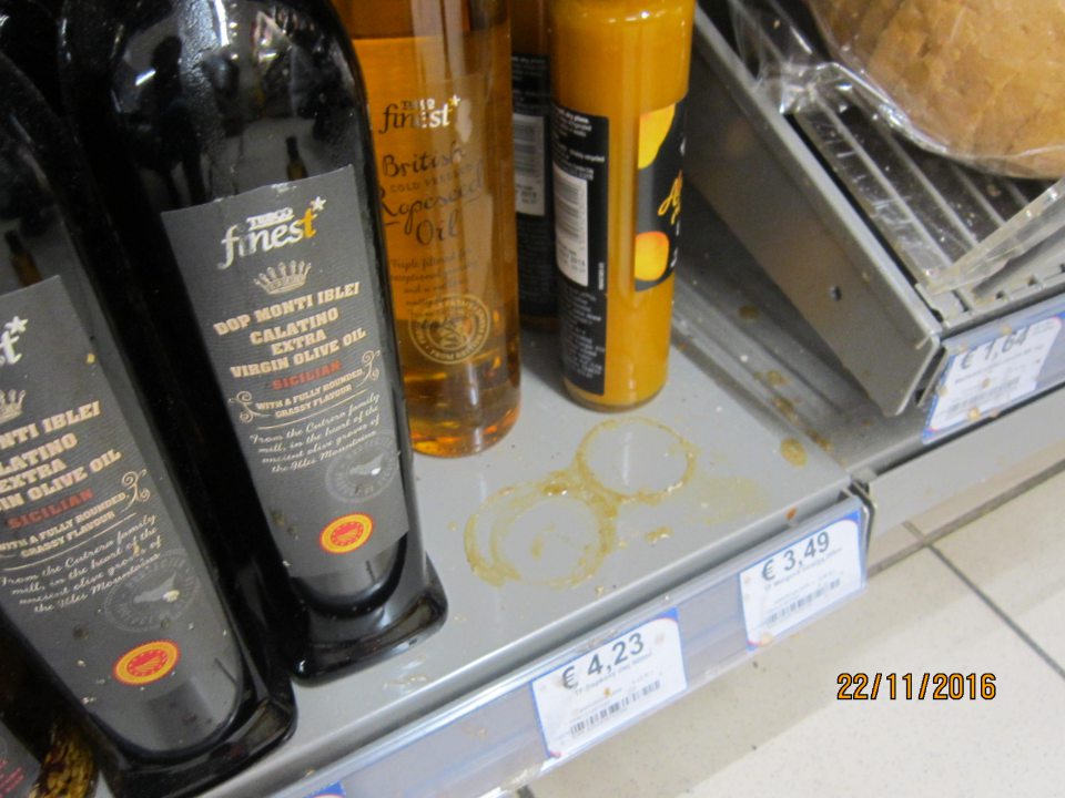 Na predajnej ploche znečistené  regály.