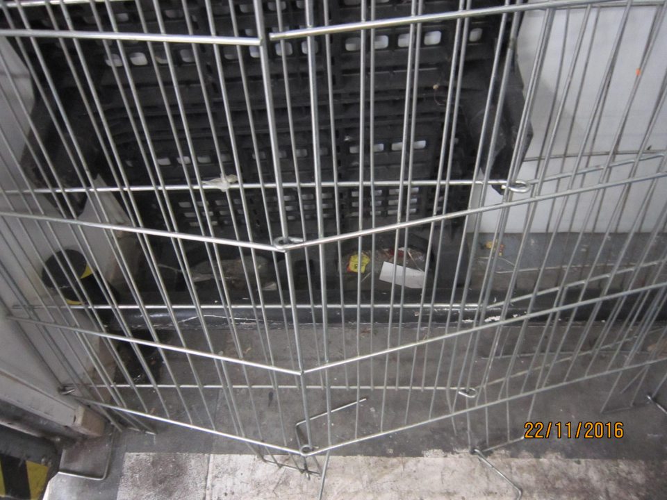 V skladovacom priestore prevádzky znečistená podlaha. 