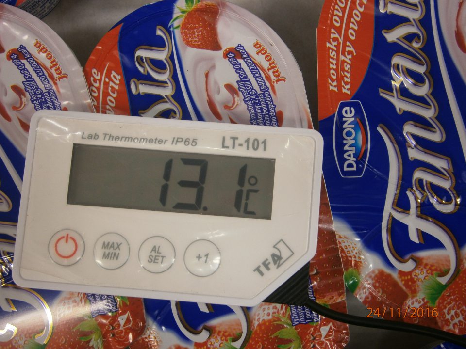 Nevyhovujúca teplota v chladiacom boxe mliečnych výrobkov.