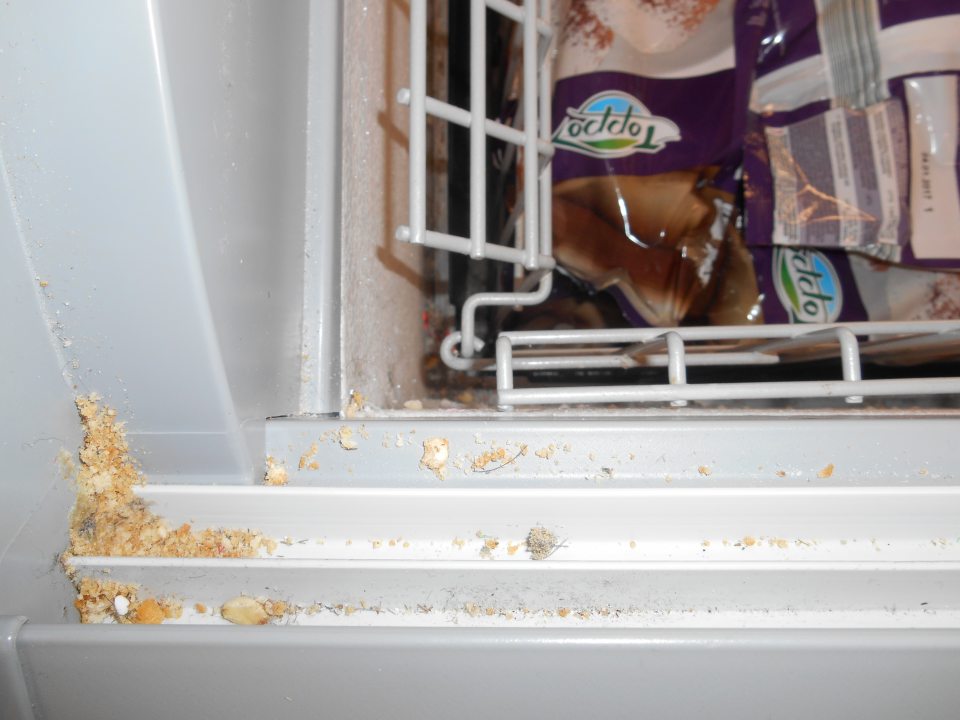 Znečistenie líšt posuvných dvier mraziacej vane. 