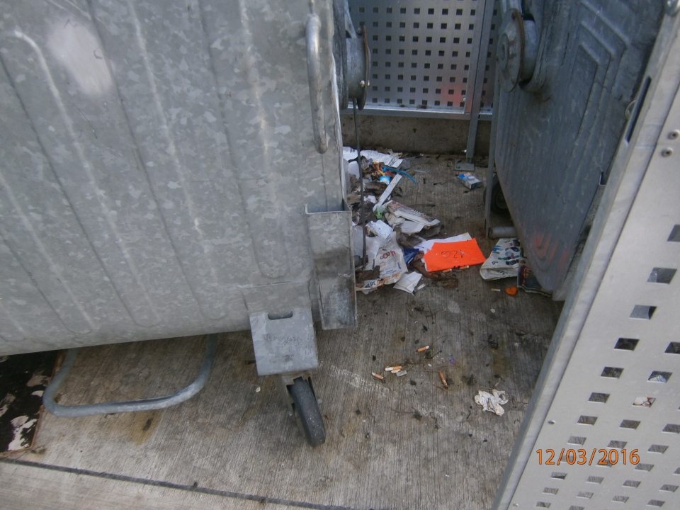 V prevádzke znečistené okolie kontajnera na odpad.