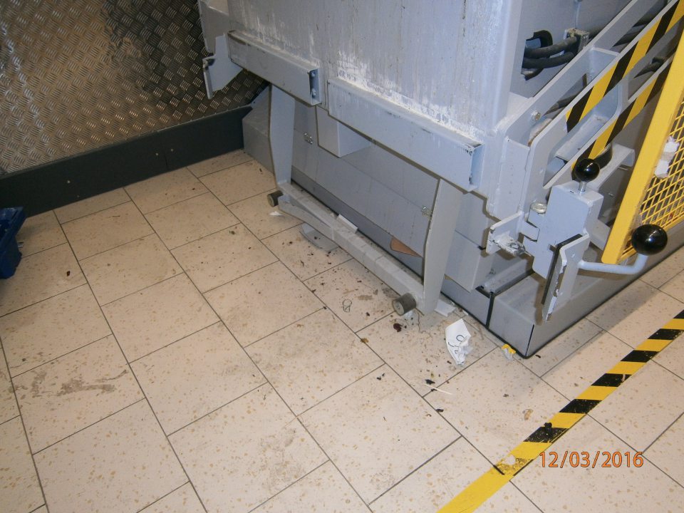 V prevádzke znečistená podlaha v okolí lisu.