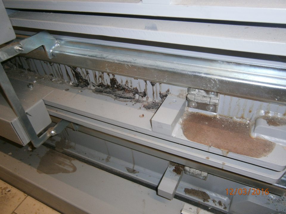 V suchom sklade prevádzky znečistený povrch lisu.