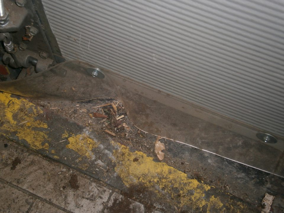 V časti príjmu potravín prevádzky nános nečistôt na podlahe.