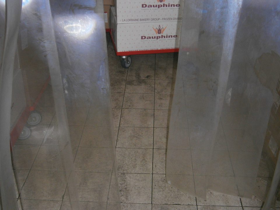 V mraziarenskom sklade prevádzky znečistená podlaha. 