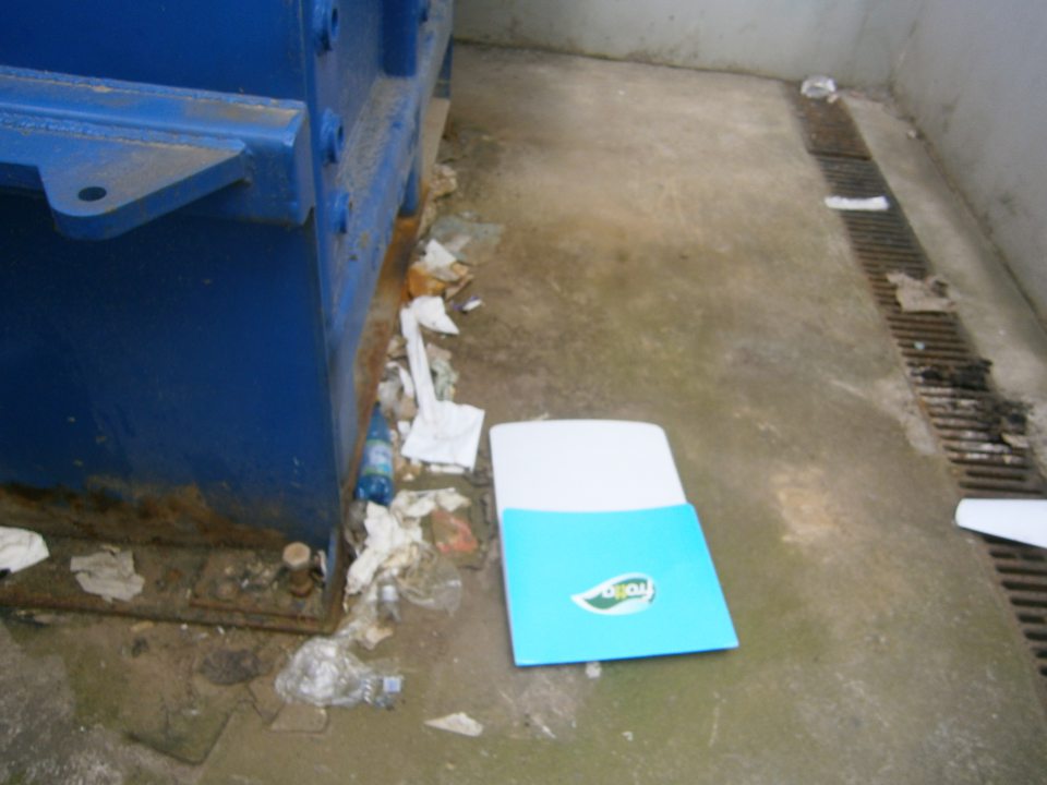 V prevádzkarni výskyt nečistôt v okolí veľkokapacitného kontajnera.