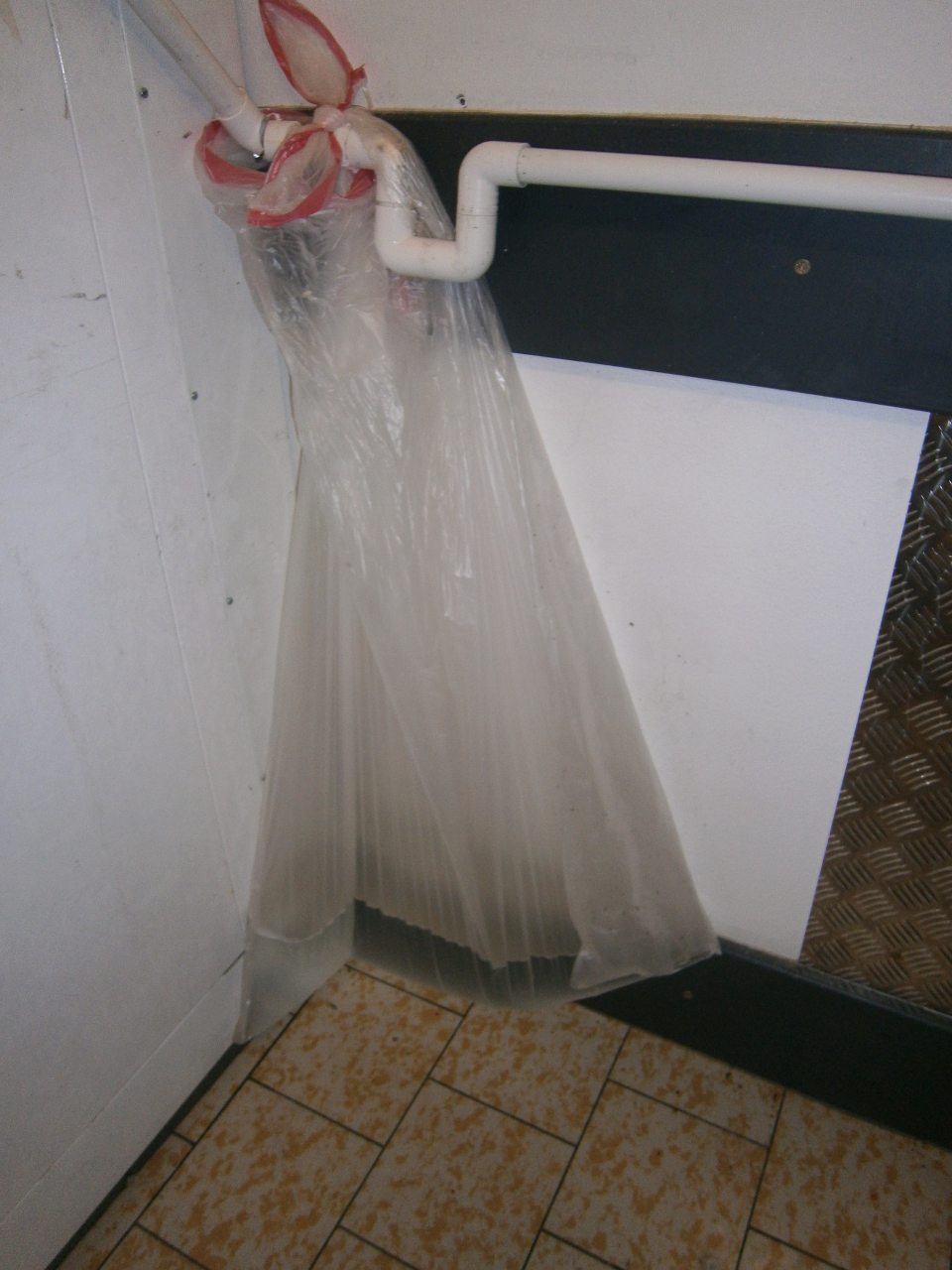 Poškodenie vonkajšieho potrubia vývodu kondenzátu z mraziarenského skladu.