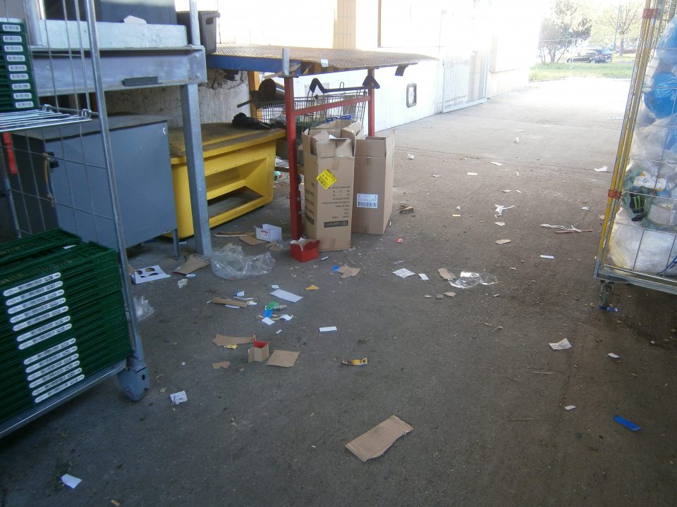 V prevádzke neporiadok v časti príjmu potravín.