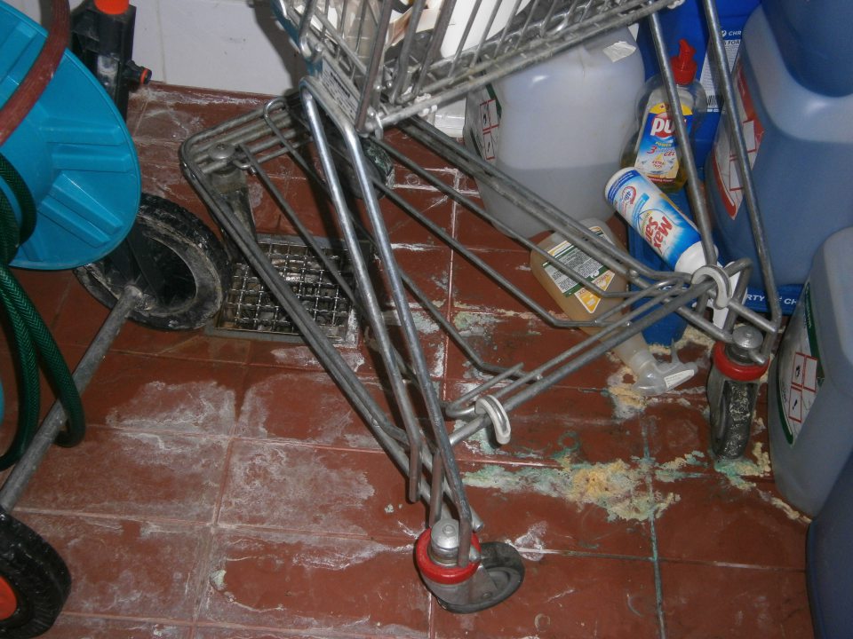 V sklade čistiacich prostriedkov znečistená podlaha.