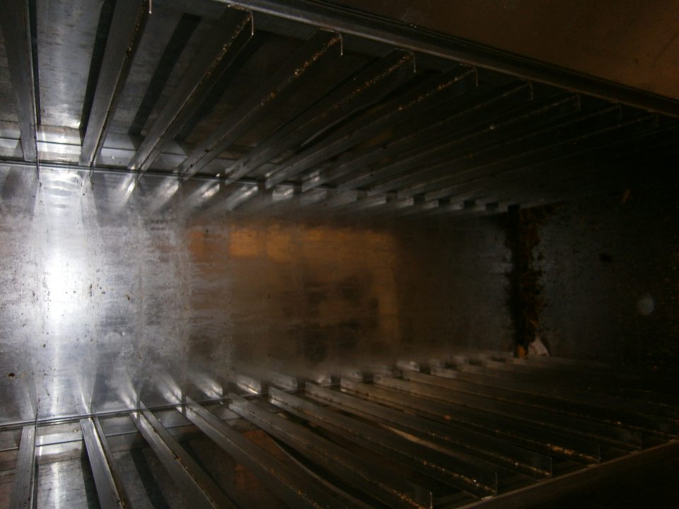 V prevádzke znečistená nerezová mobilná skriňa na pekárenské polotovary.