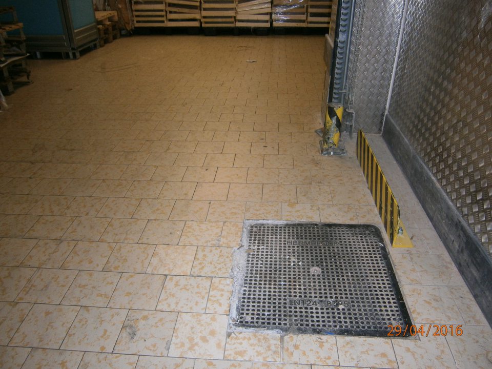 V priestore príjmu potravín poškodená dlažba a znečistená podlaha.