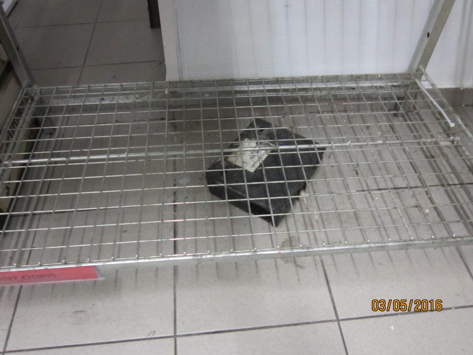 V skladovacích priestoroch znečistený regál a podlaha.